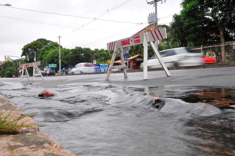 Vazamento interrompeu fornecimento de &aacute;gua em tr&ecirc;s bairros