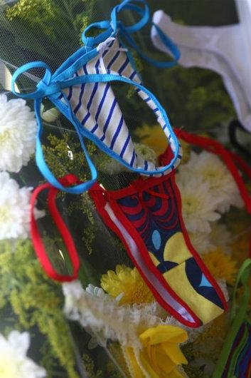 F&atilde;s homenagearam o cantor com uma coroa com flores e calcinhas