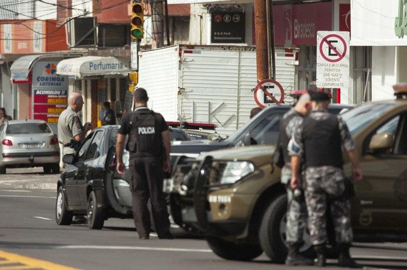 Movimenta&ccedil;&atilde;o policial &eacute; intensa na avenida Azenha
