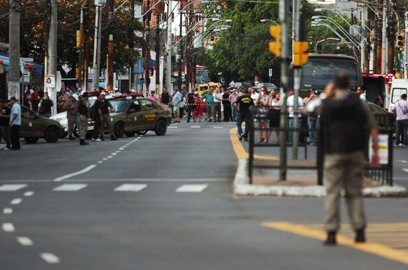 Tr&acirc;nsito ficou bloqueado na avenida Azenha entre a avenida Oscar Pereira e a rua Recife