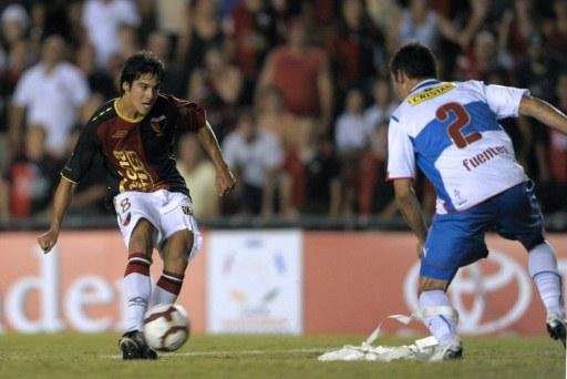 Bertoglio (&agrave; esquerda) est&aacute; na mira do Gr&ecirc;mio