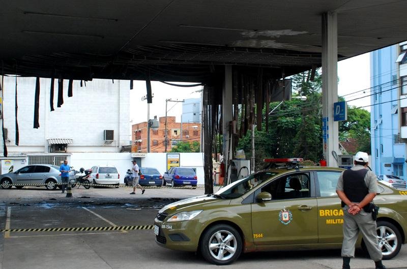 Os bombeiros foram chamados e apagaram o inc&ecirc;ndio