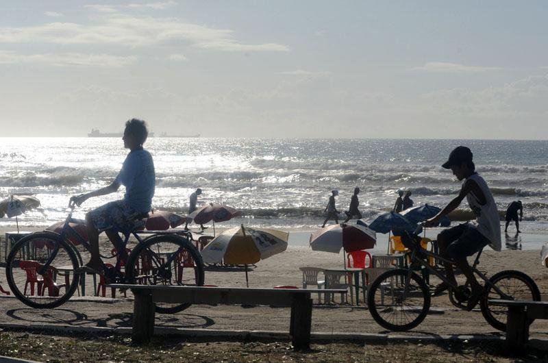 Veranistas aproveitaram para caminhar e andar de bicicleta na beira da praia