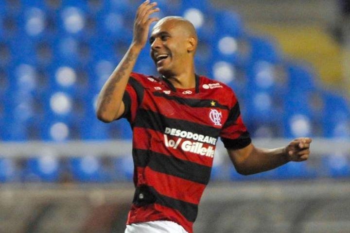 Zagueiro tem a&ccedil;&atilde;o contra o Flamengo para garantir pagamento de sal&aacute;rios atrasados 
