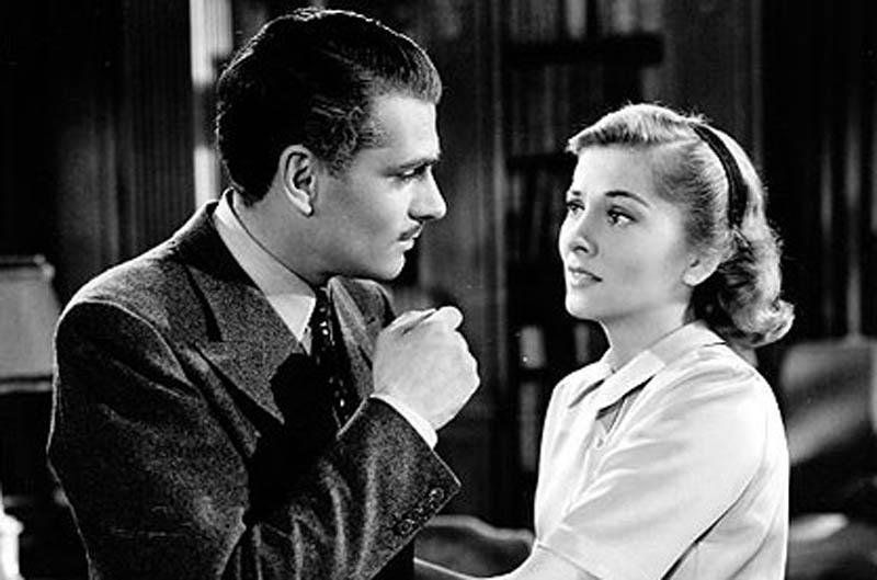 Laurence Olivier e Joan Fontaine estrelaram a vers&atilde;o de Hitchcock