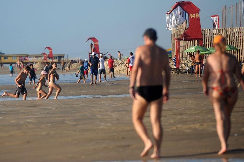 O sol forte j&aacute; no in&iacute;cio da manh&atilde; levou muita gente &agrave; orla
