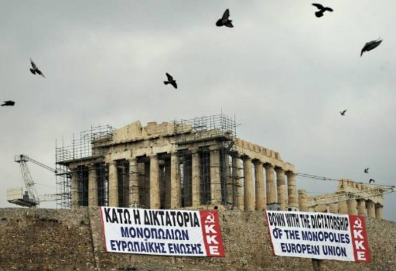 Faixas com dizeres contra a Uni&atilde;o Europeia foram colocadas na Acr&oacute;pole