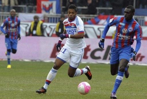 Lyon do brasileiro Michel Bastos perdeu para o modesto Caen