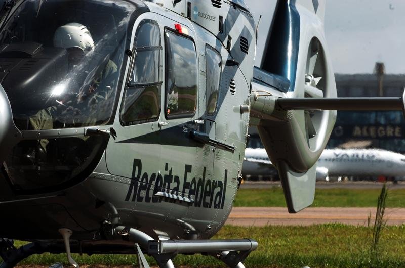 Helic&oacute;ptero vai voar baixo e lento sobre o Litoral Norte