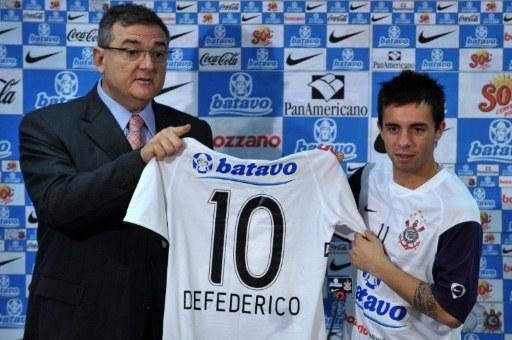 M&aacute;rio Gobbi, &agrave; esquerda, confirmou o favoritismo e comandar&aacute; o Corinthians pelos pr&oacute;ximos meses