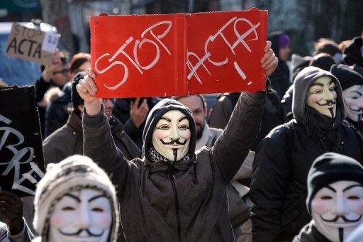 Europeus protestam contra o acordo antipirataria na internet