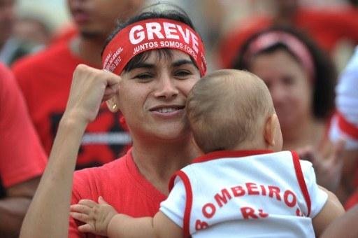 Bombeiros e PMs fazem passeata  no Rio