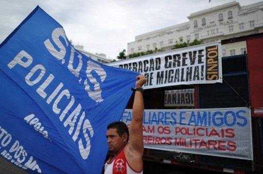 Policiais protestam contra pris&atilde;o de integrantes do movimento