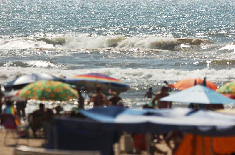 Veranistas aproveitam tempo bom para melhorar o bronzeado