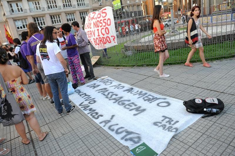 Cerca de 80 pessoas protestam contra aumento do valor da passagem