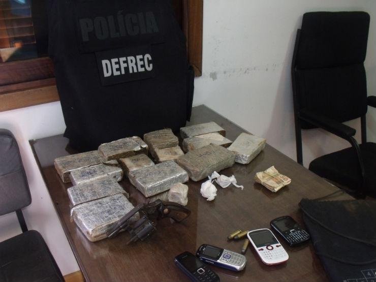 Cerca de 3,8 quilos de maconha e 100 gramas de crack foram apreendidas