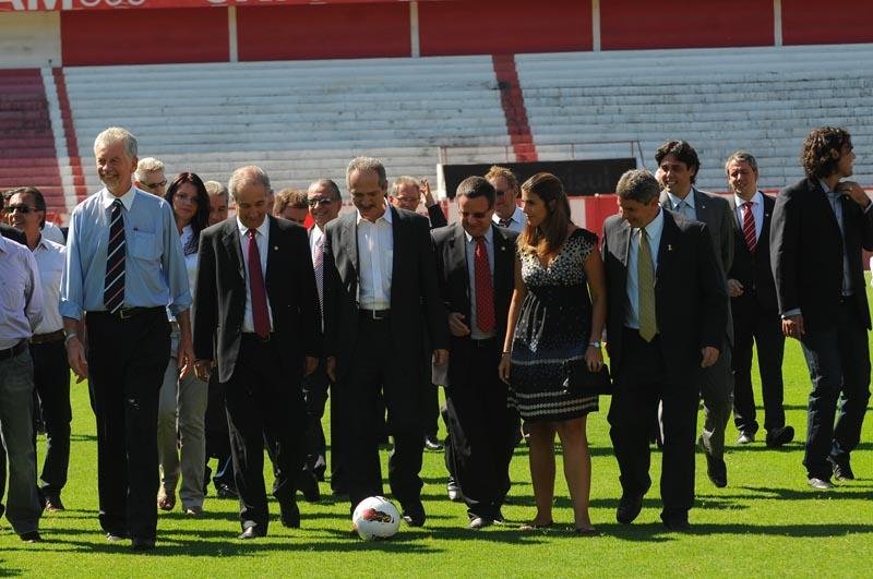 Rebelo posou para fotografias ao lado do presidente do clube Giovanni Luigi