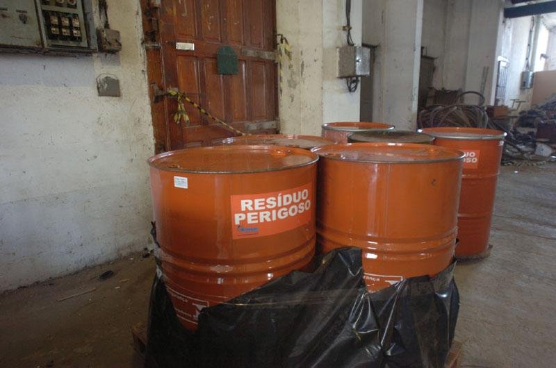 Produto qu&iacute;mico cancer&iacute;geno &eacute; removido do Porto da Capital 