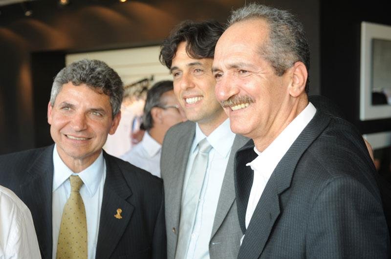 O ministro do Esporte, Aldo Rebelo, sorri para os rep&oacute;rters