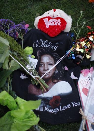 A cantora e atriz americana Whitney Houston morreu no s&aacute;bado na v&eacute;spera da entrega dos pr&ecirc;mios Grammy