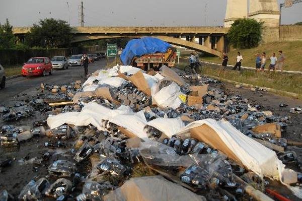 Garrafas bloquearam o tr&acirc;nsito parcialmente 