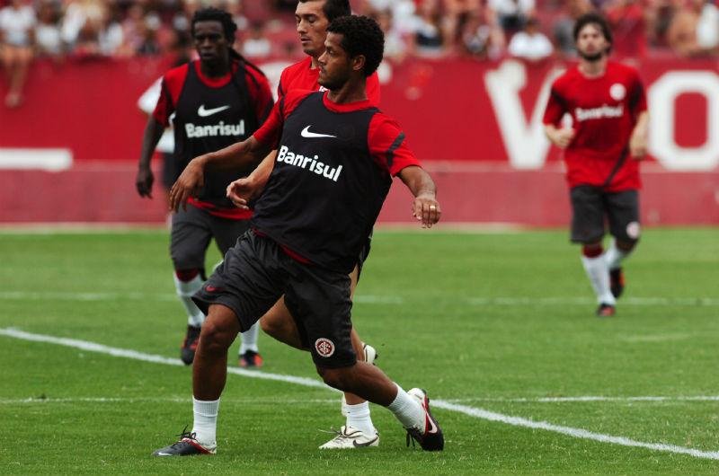 Ordem &eacute; descansar bastante para o jogo contra o Pelotas, segundo Elton 