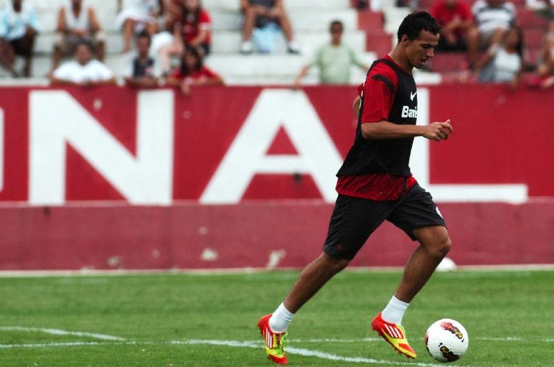 Centroavante do Inter disse que n&atilde;o pediu para cobrar p&ecirc;nalti desperdi&ccedil;ado por D&acute;Alessandro