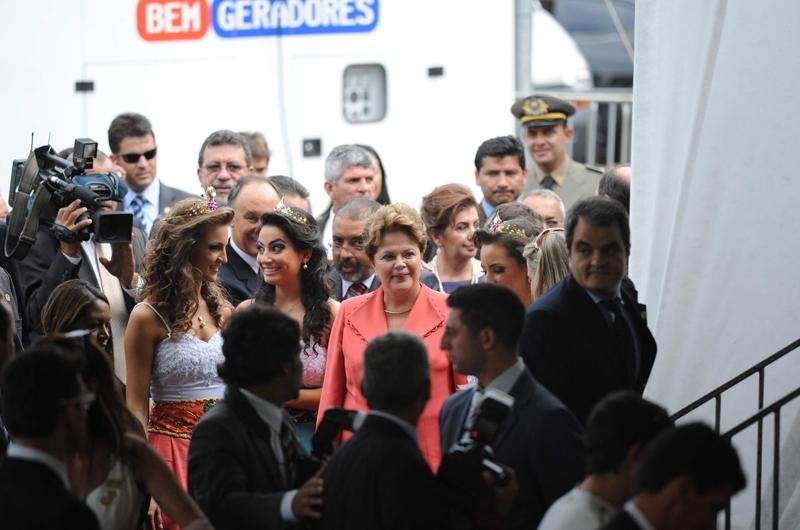 Presidente &eacute; acompanhada pelas soberanas da Festa da Uva