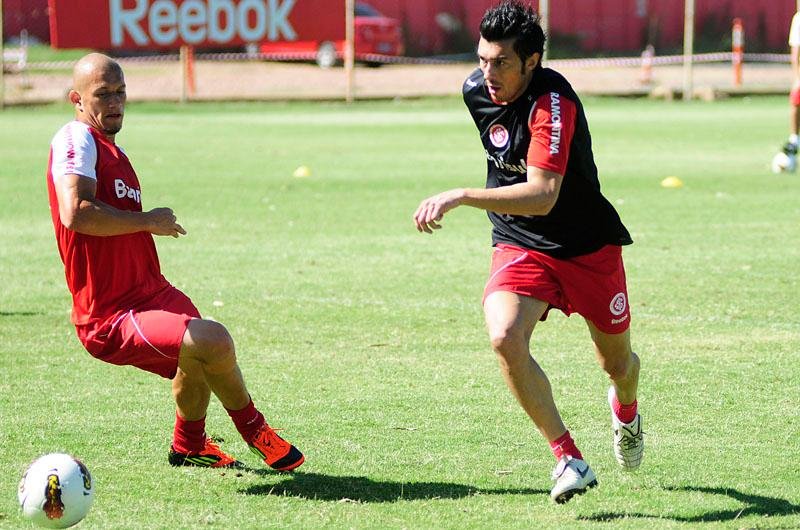D&aacute;tolo deixa treino t&aacute;tico do Inter com dores no p&eacute; esquerdo