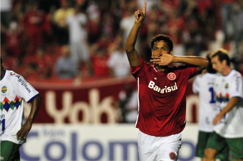 Improvisado, Elton quer ganhar rodagem na lateral