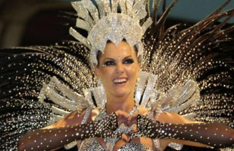 A modelo e apresentadora Ana Hickman embelezou a passarela da Vai-Vai