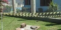 Artefato foi colocado em frente a uma casa em Guaíba 