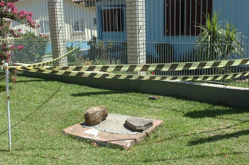 Artefato foi colocado em frente a uma casa em Gua&iacute;ba 