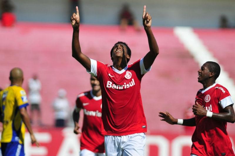 J&ocirc; marcou dois gols na vit&oacute;ria de 3 a 1 sobre o Pelotas