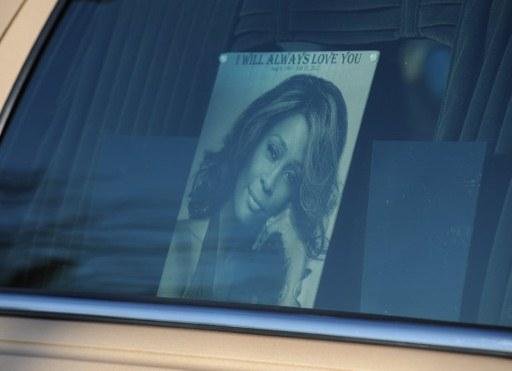 Foto aparece no carro que carregava o corpo da cantora