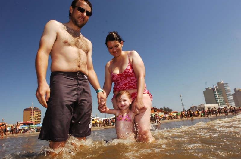 Fam&iacute;lias aproveitaram o domingo de Carnaval na praia