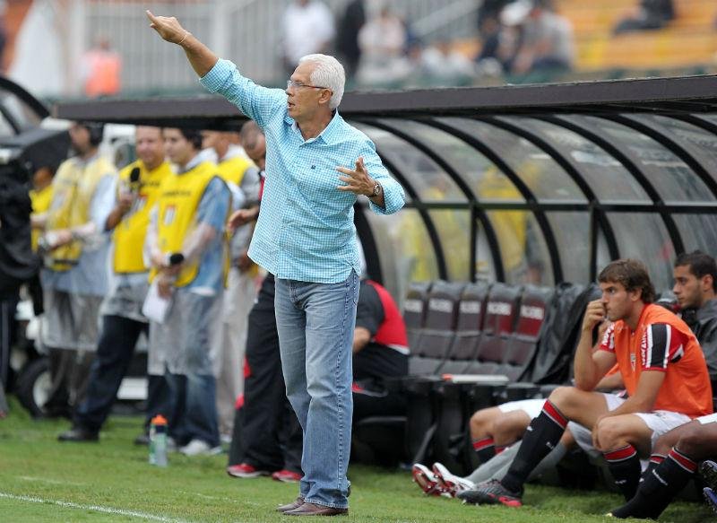Treinador ainda tentou conversar com assaltantes, mas perdeu joias e outros objetos de valor