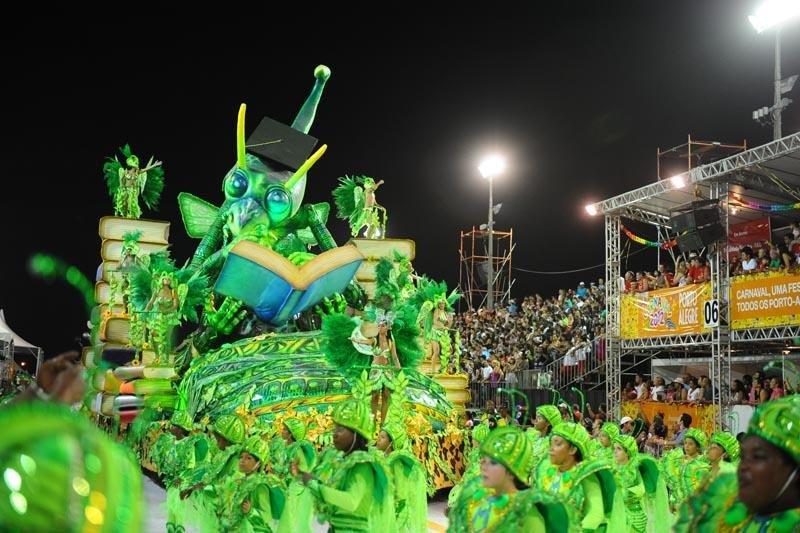 Com alegorias feitas por profissionais de Parintins, cantou &acute;&acute;Imp&eacute;rio Contra-Ataca``