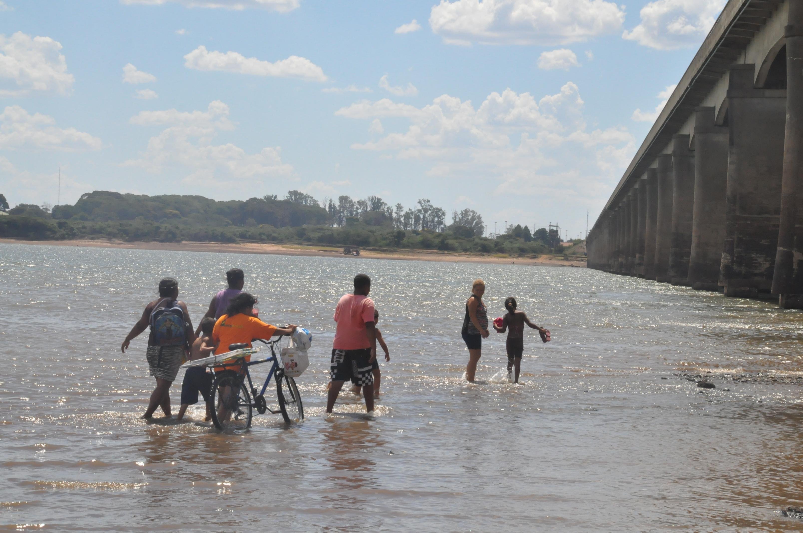 Fam&iacute;lia inteira foge do calor nas &aacute;guas do rio Uruguai, em Uruguaiana  