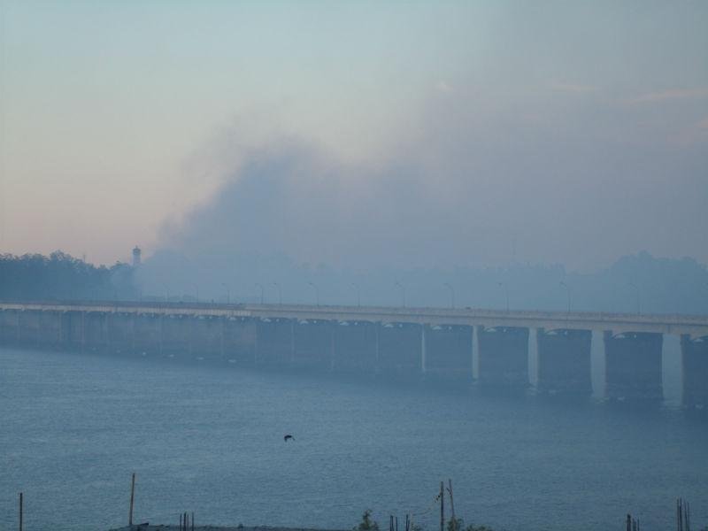 Vento carrega a fuma&ccedil;a para o lado brasileiro da Ponte Internacional