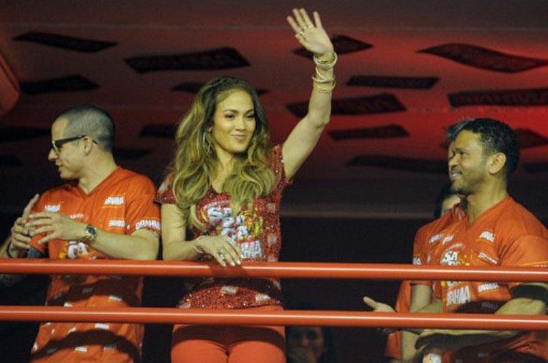Jennifer Lopez prestigia a primeira noite de desfiles do carnaval carioca