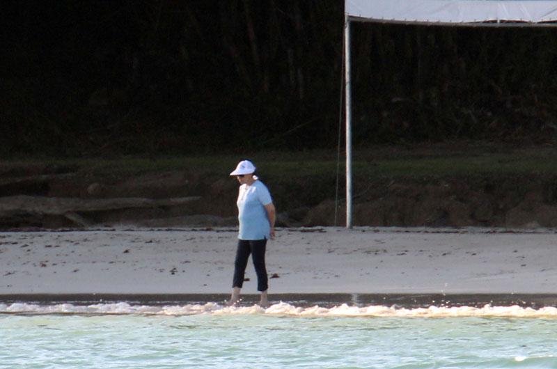 Dilma aproveita praia durante descanso na Bahia