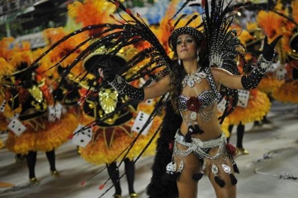 S&atilde;o Clemente abre os desfiles do segundo dia do Grupo Principal no RJ