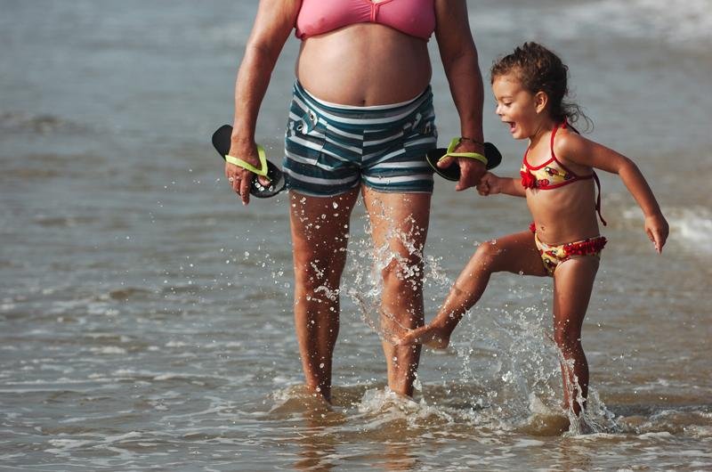 Menina se diverte na &aacute;gua
