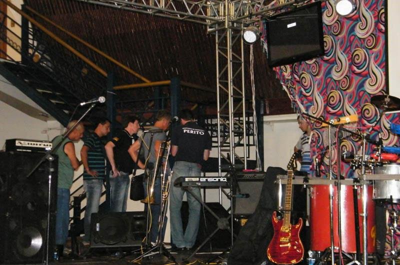 Torre de palco no qual cantor sertanejo morreu estavam energizadas, apontou per&iacute;cia