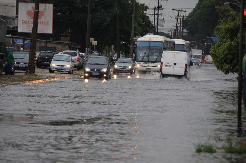 Motoristas da Capital enfrentaram alagamentos em raz&atilde;o da chuva
