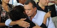 Presidente de Honduras, Porfirio Lobo, abraça parentes dos detentos mortos em incêndio