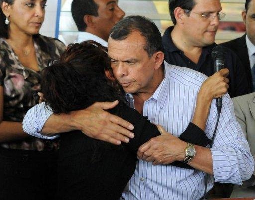 Presidente de Honduras, Porfirio Lobo, abra&ccedil;a parentes dos detentos mortos em inc&ecirc;ndio