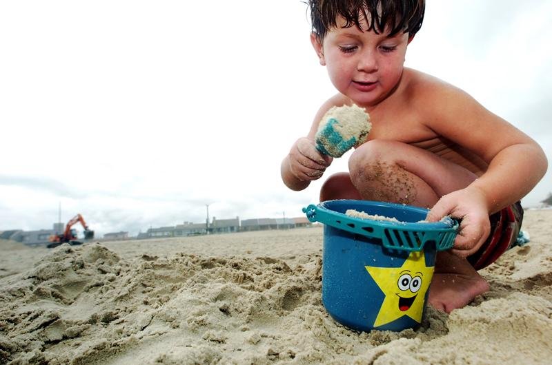 As crian&ccedil;as aproveitaram para brincar na areia