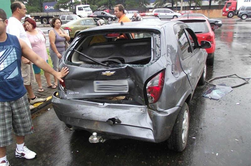 Assaltantes colidiram contra ve&iacute;culos na BR 116